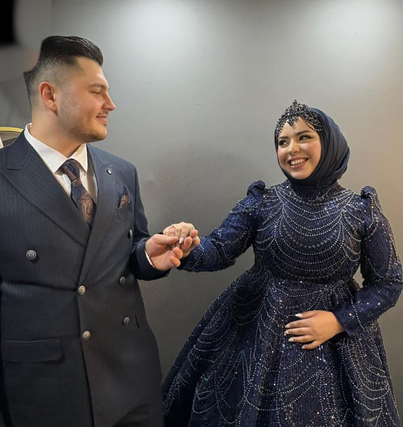 Aleyna Nur ve Resul el ele, birbirine bakıp gülümsüyor